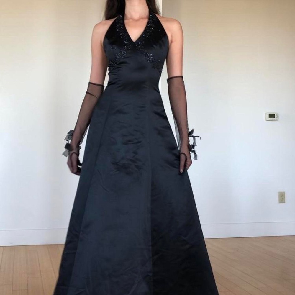 Insane halter neck vintage 90s gown 🕷️